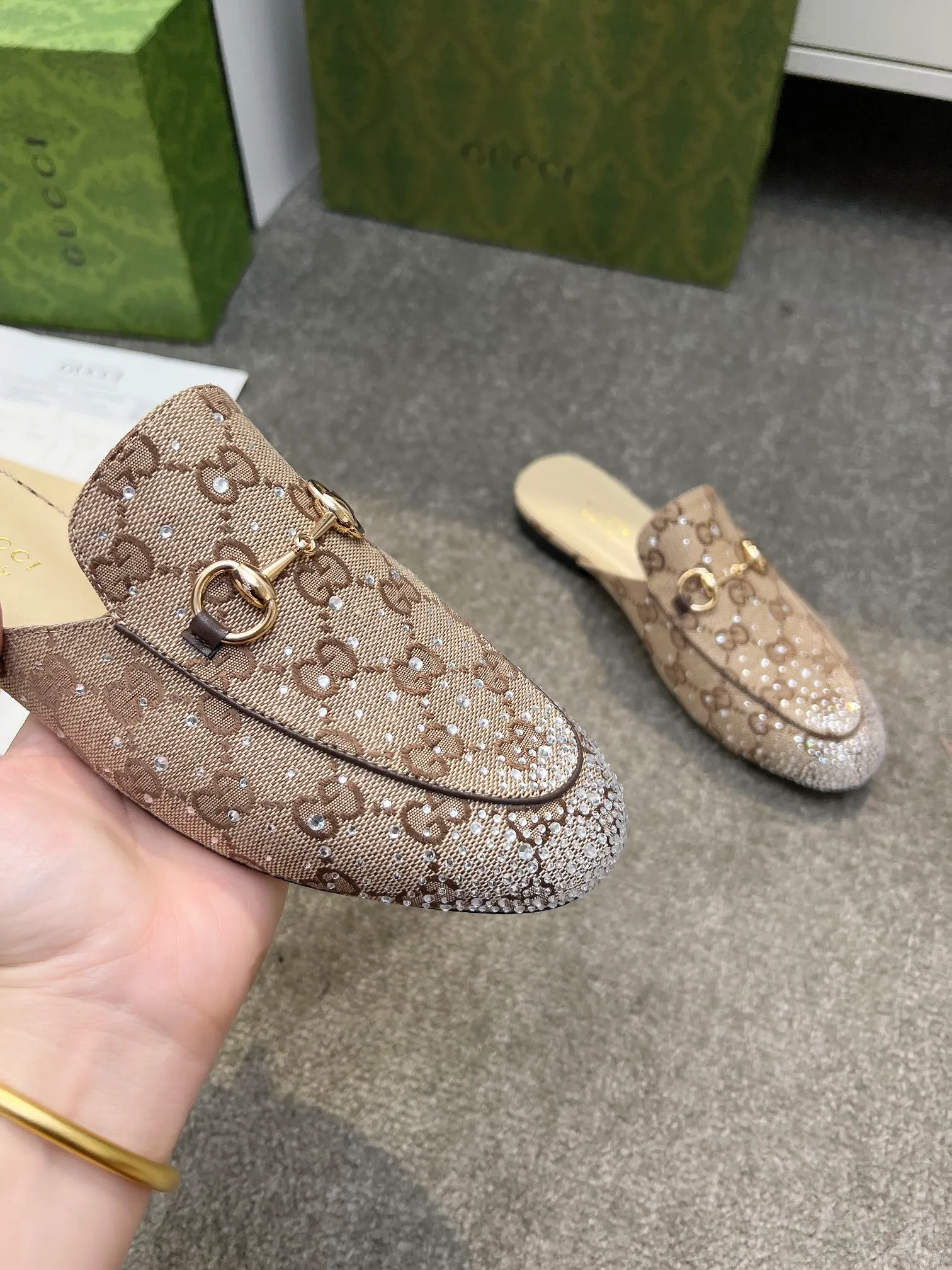 👟👟Ex-factory price 380👟👟 Genuine leather sole +50 Original quality guccisummer's latest limited edition slippers, top quality, purchased genuine development original special hot diamond process classic double G presbyopic inner sheepskin with Italian original board material and craftsmanship are the same as the original! Code number: 35-42,